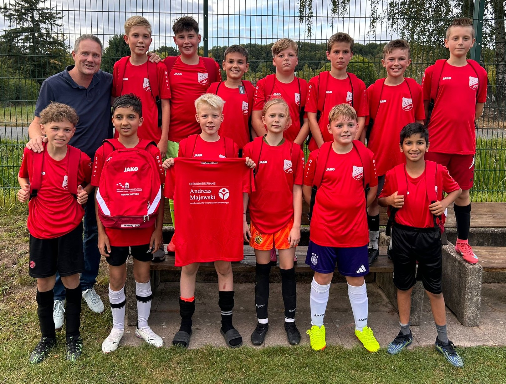 Mannschaftsfoto der D1-Junioren mit dem Sponsor Henrik Oetken
